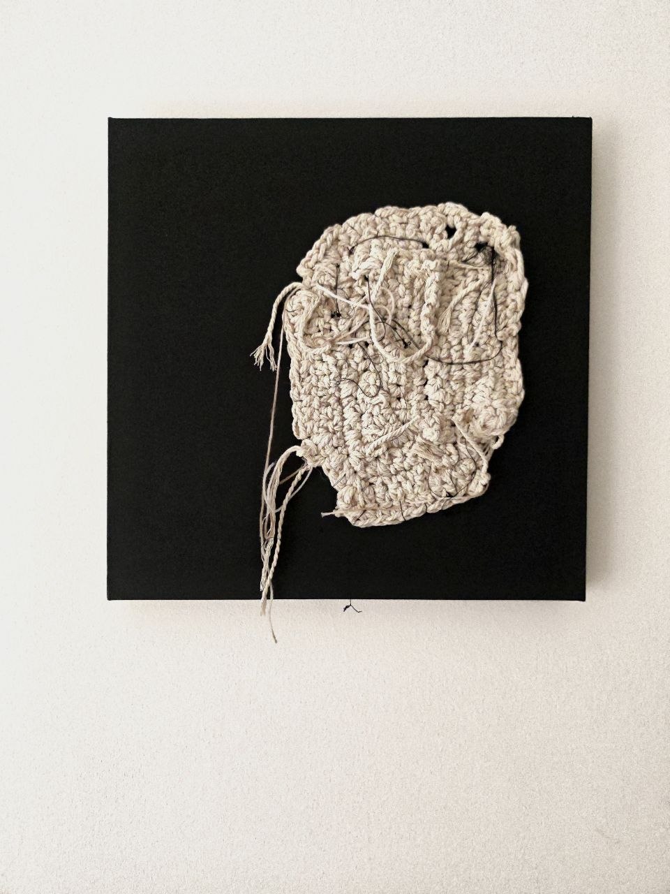 Ross.Wool · «Traccia d'Origine» — Cotone e lana grezza écru con filamenti neri su tela nera, 2026